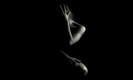 Женское тело на темном фоне