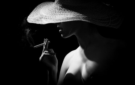 Женщина в шляпе черно белое