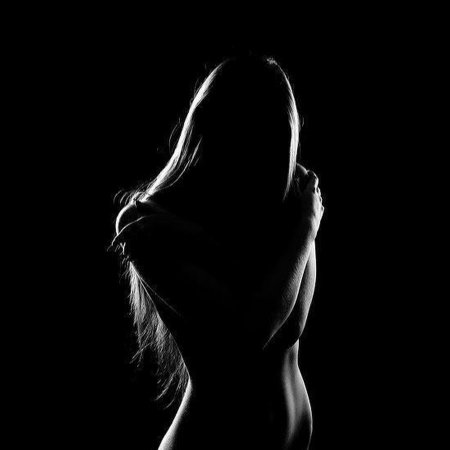 Голые женщины на темном фоне
