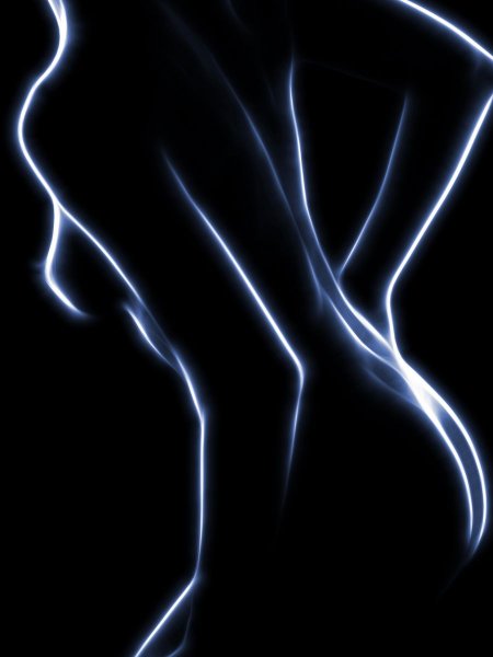 Женский силуэт на черном фоне