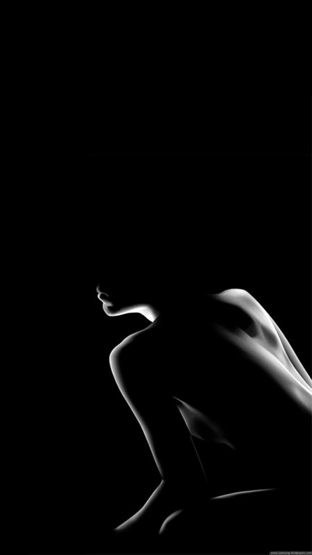 Силуэт девушки на темном фоне