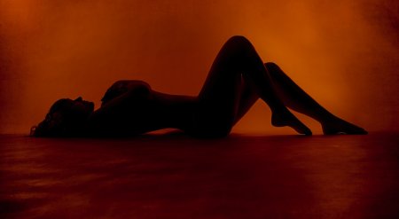 Силуэт лежащей женщины