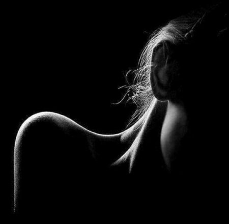 Женщина в полумраке