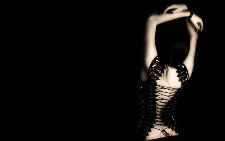 Красивые девушки на темном фоне