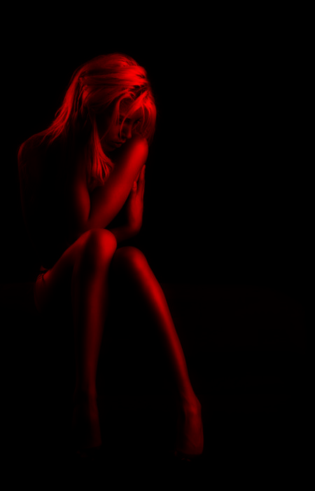 Голые женщины на темном фоне