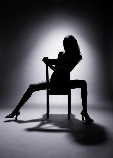 Девушка на стуле