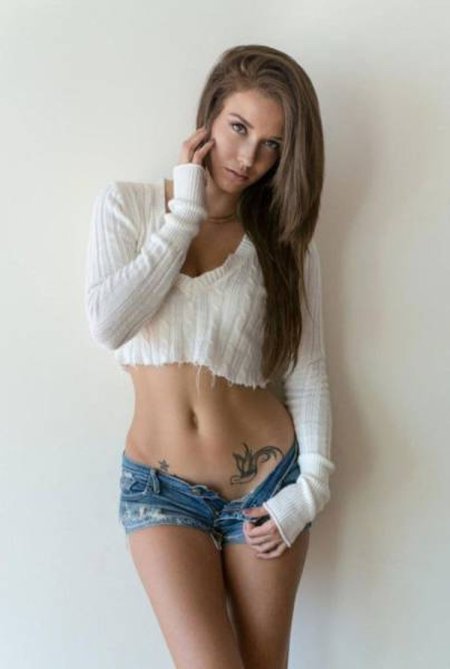 Малена Морган в шортиках