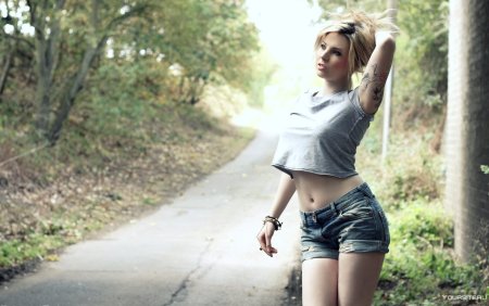 Девушка в шортах
