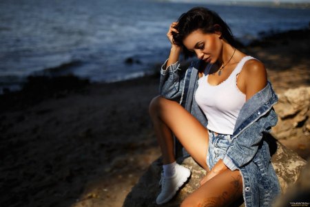 Девушка в шортах и майке