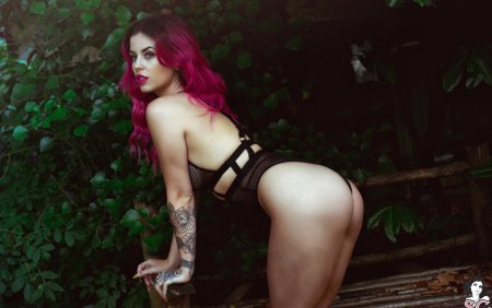 Девушка с фиолетовыми волосами эро