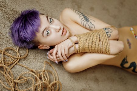 Девочка с фиолетовыми волосами ню