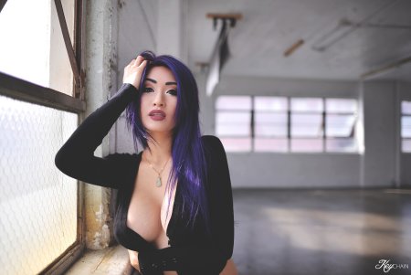 С фиолетовыми волосами