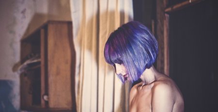 Девушка с фиолетовыми волосами