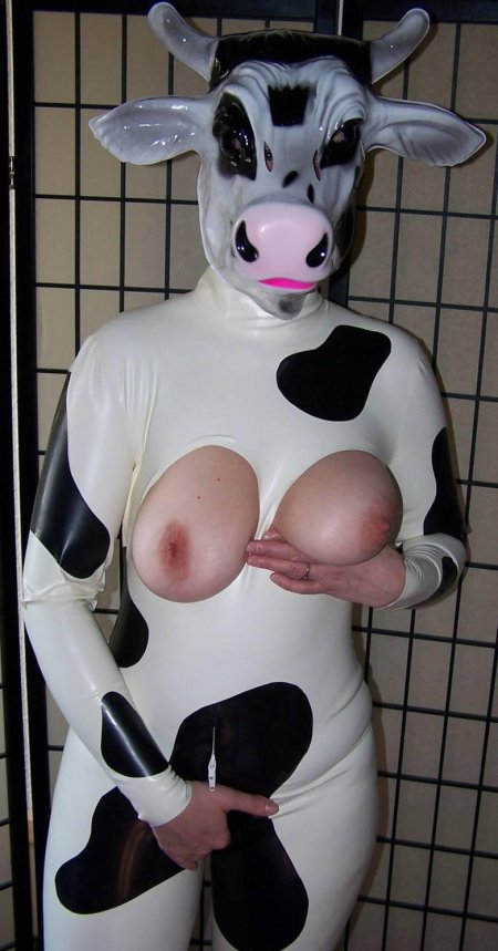 Девушка в костюме коровы