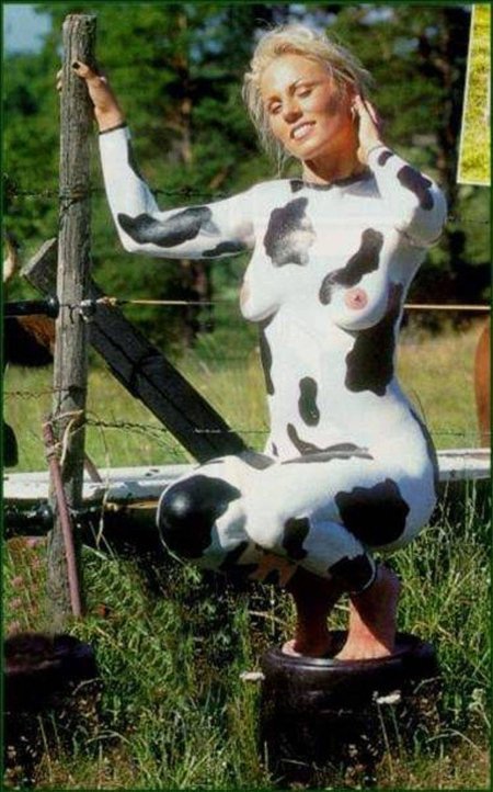 Девушка в костюме коровы