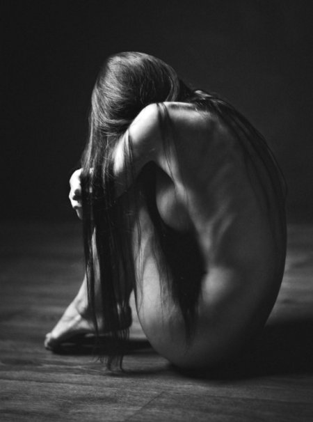 Девушка эротично сидит