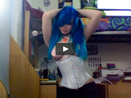 Сиськи девушки с синими волосами