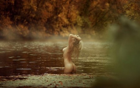 Художественное ню в воде