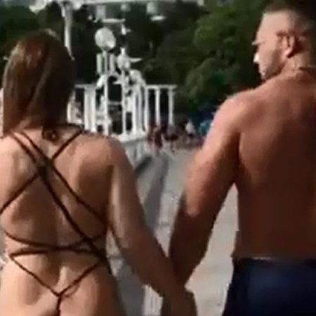 В купальнике на набережной