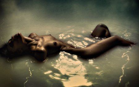 Художественное ню в воде