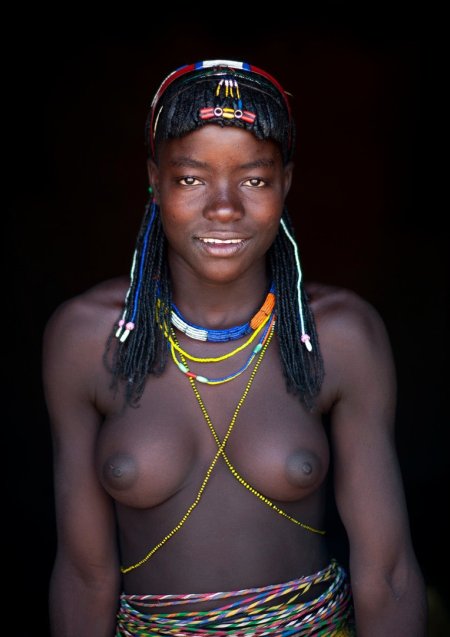 Голые ангольские женщины