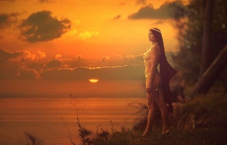 Ню на фоне заката