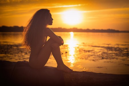 Ню на фоне заката