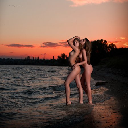 Ню на фоне заката