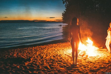 Нудистка ночью на пляже