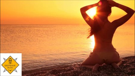 На фоне солнца обнаженка