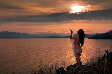 Эротическая фотосессия на закате