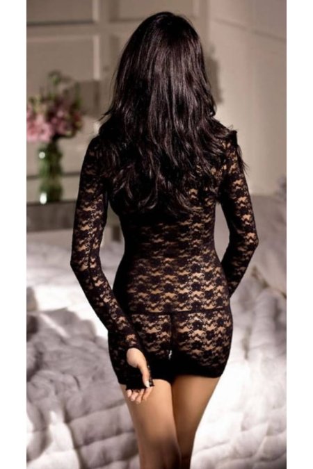 Брюнетка в кружевном платье