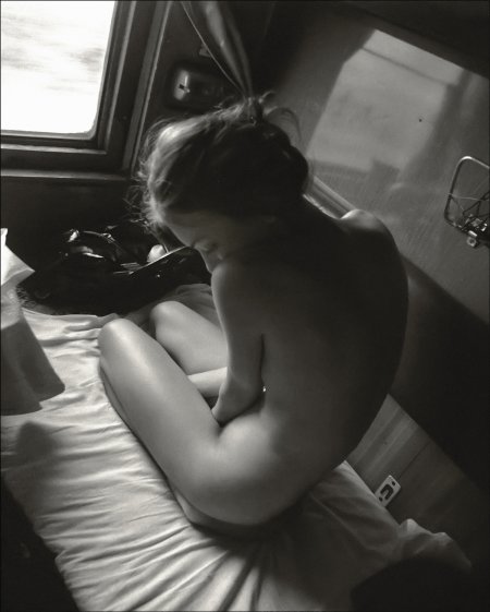 Девушка раздевается в поезде