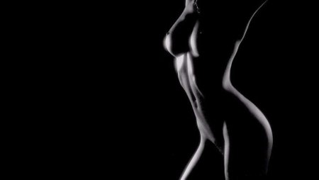 Эротические девушки на черном фоне
