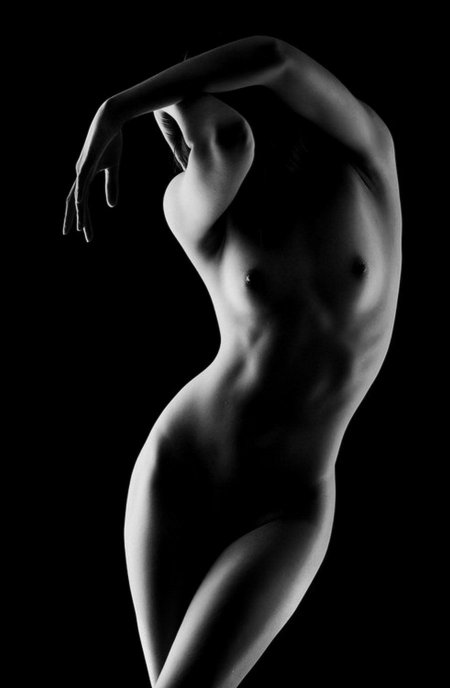 Голые женщины на темном фоне