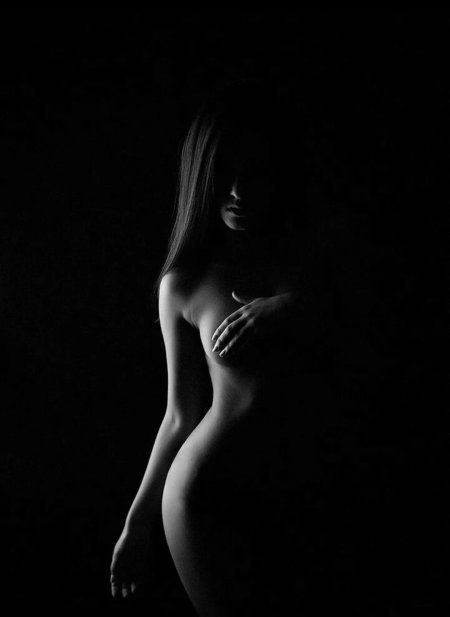 Голые женщины в полумраке