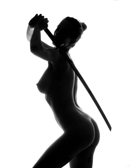 Эротический силуэт девушки