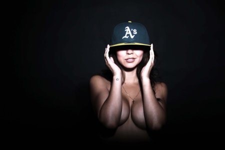 Красивые девушки в бейсболках ню