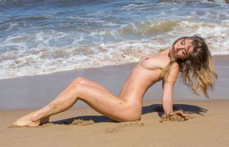 Natalia e Siesta голая на пляже