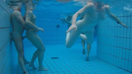 Голые в бассейне под водой