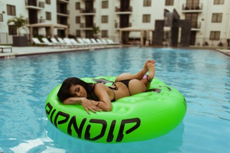 Девушка на надувном матрасе