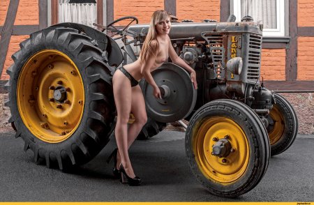 Голая девчонка на тракторе