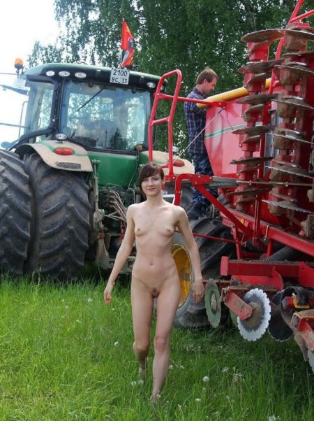 Голая фотосессия в тракторе