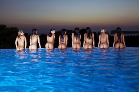 Много голых баб в бассейне