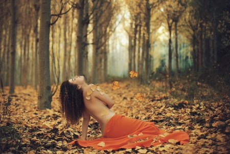 Фотосессия ню в осеннем лесу