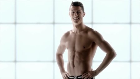 Роналду рекламирует пресс