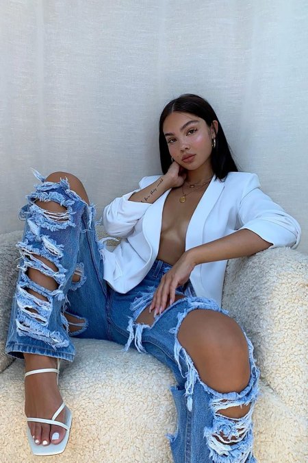 Девушка в рваных джинсах