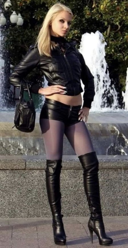 Девушка в шортах и сапогах