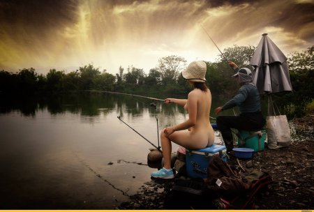 Голые девчонки на рыбалке