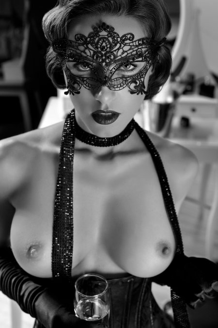 Фотосессия голая в маске